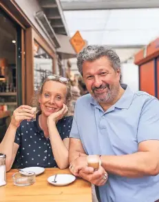  ?? RP-FOTO: BRIGITTE PAVETIC ?? Mit Schauspiel­kollegin Birgit Bockmann trinkt Aykut Kayacik auf dem Carlsplatz gerne mal einen Cortado in der Bude 9.