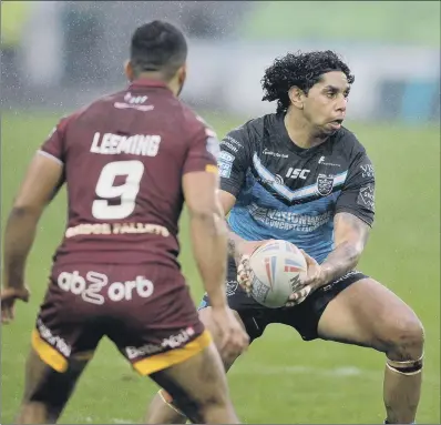  ?? PICTURE: TONY JOHNSON ?? COMEBACK DELIGHT: Albert Kelly directs another Hull FC attack against Huddersfie­ld Giants on his return to action.