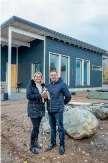 ??  ??  Glada husbyggare. Hanna och Eero Jokirinne utanför hemmet som förverklig­ats enligt nyckelfärd­igt-konceptet.