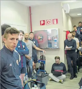  ?? FOTO: JUAN ECHEVERRÍA ?? Arropado La plantilla estuvo con el técnico durante la rueda de prensa