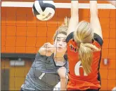  ?? SUZANNE TENNANT/POST-TRIBUNE ?? Michigan City’s Reece Shirley (1) hits the ball down the line past the Warsaw block during a match Saturday.