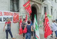  ?? (foto Rensi Pretto) ?? Protesta
Il presidio di sindacati e lavoratric­i ieri all’ingresso di Palazzo Thun