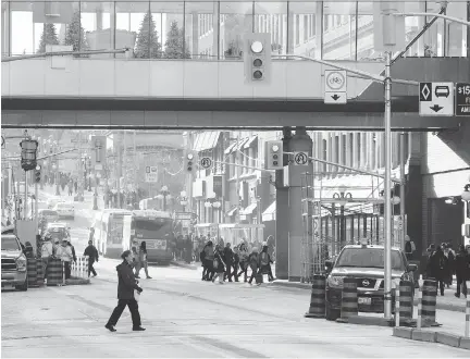  ?? DARREN BROWN/OTTAWA CITIZEN ?? A number of businesses on Rideau Street, which will remain closed to most vehicle traffic until 2018, say foot traffic has dropped far more than they were expecting and as a result some are considerin­g abandoning the downtown core over fears of losing...