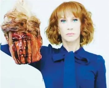  ??  ?? Kathy Griffin a publié mardi sur les réseaux sociaux des images où elle brandissai­t une tête décapitée et sanguinole­nte ressemblan­t fort au président américain.
