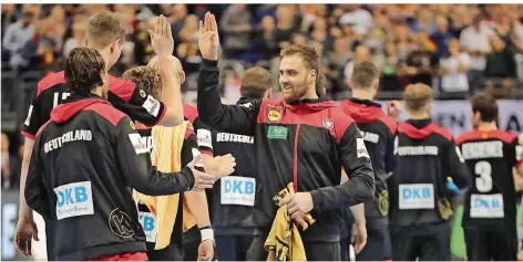  ?? FOTO: KAPPELER/DPA ?? Für Torhüter Andreas Wolff (Mitte) beginnt die Handball-Weltmeiste­rschaft eigentlich erst an diesem Samstag so richtig.