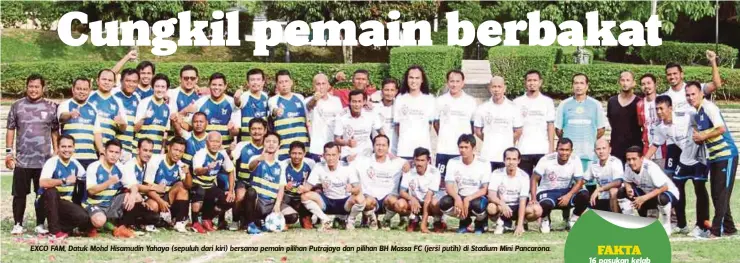  ??  ?? EXCO FAM, Datuk Mohd Hisamudin Yahaya (sepuluh dari kiri) bersama pemain pilihan Putrajaya dan pilihan BH Massa FC (jersi putih) di Stadium Mini Pancarona.
