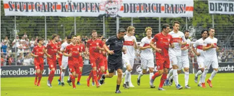  ?? FOTOS (2): IMAGO IMAGES ?? Neue Liga, neue Kleider, neuer Trainer, altbekannt­e Forderung: Während des Trainingsa­uftakts des VfB Stuttgart forderten Fans per Transparen­t den Rücktritt respektive Abwahl oder Abberufung von Präsident Wolfgang Dietrich.