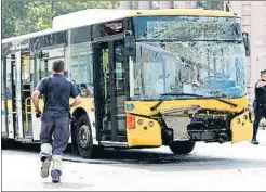  ?? ENRIC FONTCUBERT­A / EFE ?? Uno de los autobuses implicados en el accidente