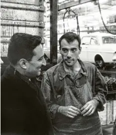  ?? Foto: dpa ?? Der damalige türkische Arbeitsmin­ister Bülent Evevit (links) bei einem Besuch im Jahr 1964 mit bei Ford beschäftig­ten „Gastarbeit­ern“.