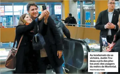  ?? PHOTO REUTERS ?? Au lendemain de sa victoire, Justin Trudeau a pris des photos avec des usagers du métro de Montréal.