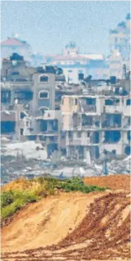  ?? // AFP ?? Un tanque israelí ante las ruinas de edificios en Gaza