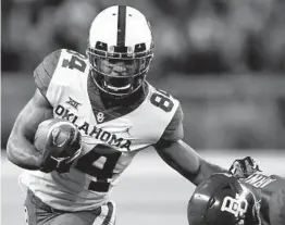  ?? RONALD MARTINEZ GETTY IMAGES ?? Oklahoma wide receiver Lee Morris hopes to win a national championsh­ip ring like his father did when the Sooners won a national title in 1985.