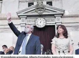  ?? Europa Press ?? El presidente argentino, Alberto Fernández, junto a la vicepresid­enta, Cristina Fernández de Kirchner, saluda antes de su discurso.