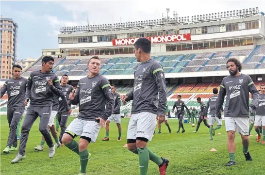  ?? Afp ?? Chumacero, en el centro, encabeza la práctica de Bolivia, en el estadio Hernando siles