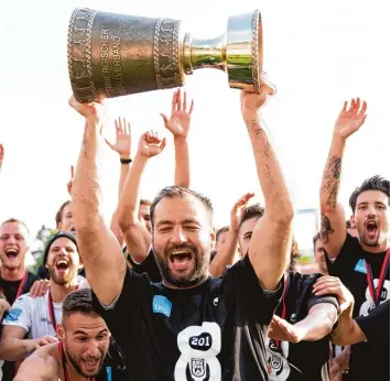  ?? Foto: EIbner/Wolfgang Frank ?? Trainer Tobias Flitsch stemmt den WFV Pokal in die Höhe. Für ihn ist es der Abschluss seiner Zeit bei den Ulmern. Eigentlich hätte er gleich in Stuttgart bleiben können. Hier wird er nächste Saison die Kickers trainieren.