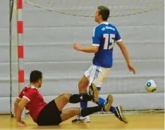  ?? Foto: Karl Aumiller ?? Überraschu­ng in Buttenwies­en: Peter Linder (links) macht hier gegen Villenbach (rechts Tobias Lehnert) das 2:0 – Unterglauh­eim siegt 2:1.