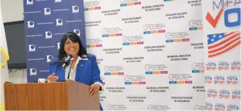  ??  ?? Jackie Colón, directora estatal del Fondo Educativo de NALEO, exhorta a los hispanos elegibles a iniciar su proceso de naturaliza­ción para recibir los beneficios de ser