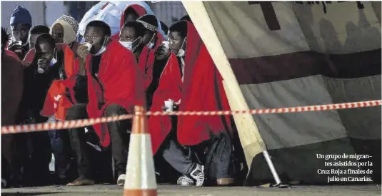  ?? Borja Suárez ?? Un grupo de migrantes asistidos por la Cruz Roja a finales de julio en Canarias.