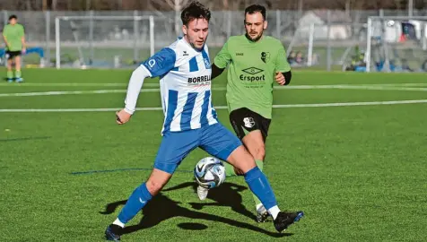  ?? Foto: Rudi Fischer ?? Roman Große (links) und der Kissinger SC peilen einen guten Start in die Restsaison an, ebenso wie Loris Horn und der FC Stätzling. Der Einsatz des Kapitäns ist aber fraglich.