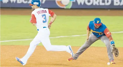  ??  ?? Martín Prado, aquí intentando atrapar la pelota en el primer partido de Venezuela ante Puerto Rico, sufrió una distensión en la corva (hamstring) durante el Clásico Mundial.