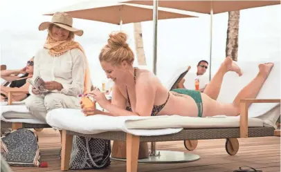  ?? JUSTINA MINTZ, 20TH CENTURY FOX ?? Goldie Hawn, left, and Amy Schumer play a mother and daughter in the vacation comedy Snatched, in theaters Friday.