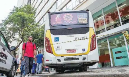  ??  ?? A polícia investiga a culpa foi do motorista ou se a barra de suspensão do ônibus quebrou na curva