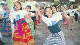  ?? MARTIN REGG COHN TORONTO STAR FILE PHOTO ?? Teaching young dancers in Bali, a case study of a country that uses foreign tourism revenues to support cultural performanc­es.