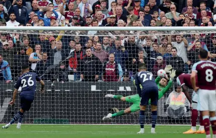  ?? ?? AZARADO. Mahrez, um dos jogadores mais influentes do Manchester City na presente temporada, foi travado pelo guarda-redes Fabianski, que segurou o empate em Londres