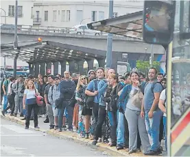  ?? FEDERICO IMAS ?? Espera. La fila de pasajeros, ayer en Constituci­ón.