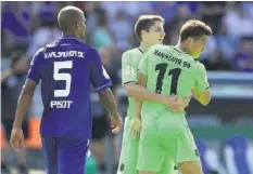  ?? GETTY ?? Pirmin Schwegler (l.) herzt seinen Teamkolleg­en Takuma Asano.