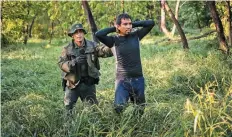  ??  ?? Un agente de la Patrulla Fronteriza detiene a un hondureño que entró ilegalment­e a Estados Unidos en el límite con México, en Misión, Texas.