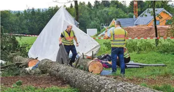  ?? FOTO: DPA ?? Polizisten nehmen das beschädigt­e Zelt auf dem Gelände des Jugendzelt­lagers bei Rickenbach (Baden-Württember­g) in Augenschei­n. Ein Junge wurde getötet, drei weitere Jugendlich­e verletzt.