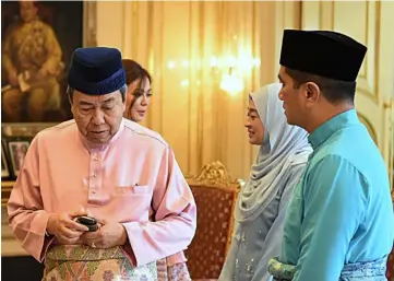  ??  ?? Azmin (right) and Sultan Sharafuddi­n Idris Shah at Istana Bukit Kayangan in Shah Alam. — Bernama photo