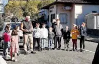  ?? ?? Devant le monument aux morts, les enfants du village accompagne­nt le 1er adjoint