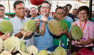  ??  ?? All-time favourite: Ahmad Shabery (left), Liow and Chew (in pink) checking out the durians at the 2017 Malaysia Internatio­nal Durian Cultural Tourism Festival in Bentong.