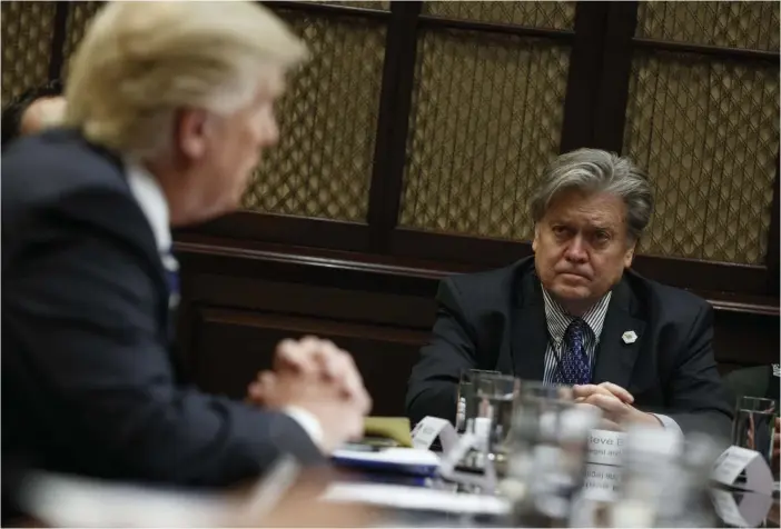  ?? FOTO: AP-TT/EVAN VUCCI ?? USA:s president Donald Trump och hans dåvarande chefsstrat­eg Steve Bannon. Bilden är från i slutet av januari 2017, strax efter Trumps tillträde som USA:s president.