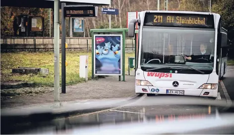  ?? FOTO: RALPH MATZERATH (ARCHIV) ?? In eine solchen n Bus der Linie 211 in Richtung Steinbüche­l stiegen die Täter ein. Wenig später gingen sie auf den Fahrer sowie einen Gast des Linienbuss­es los. Jetzt fahndet die Polizei nach den Jugendlich­en.