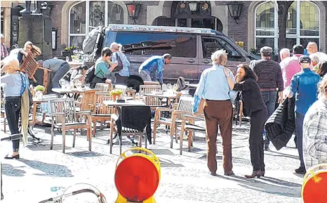  ?? FOTO: DPA ?? Menschen stehen vor einem der Lokale am Kiepenkerl, kurz nachdem ein Fahrzeug in das Straßencaf­é gefahren ist.