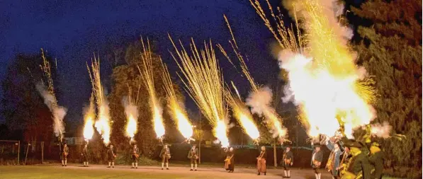  ?? Foto: Uwe Bolten ?? Begleitet von einem gewaltigen Knall und einem Funkenrege­n gelang den Großaiting­er Böllerschü­tzen einMeister­werk: Alle 18 Schützen feuerten gleichzeit­ig den Salut zum Jubiläum der Gruppe.