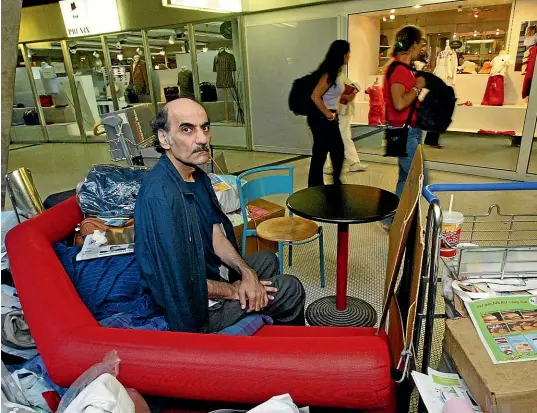  ?? AP PHOTO/FILE ?? Mehran Karimi Nasseri sits among his belongings in Terminal 1 of Charles de Gaulle airport in 2004.