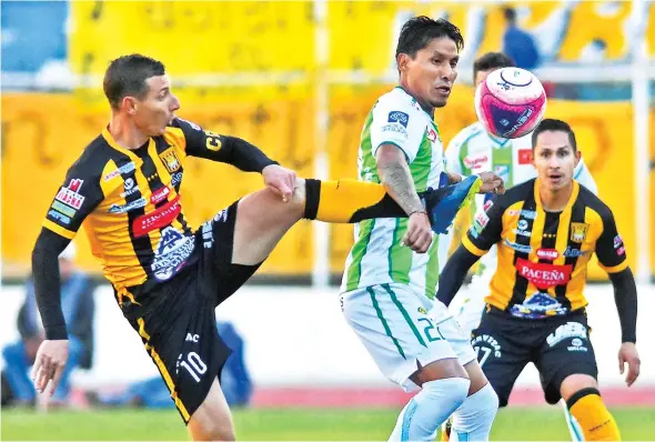  ?? APG ?? Pablo Escobar (izq) intenta robar la pelota del defensor de Oriente Petrolero Helmut Gutiérrrez, ayer.