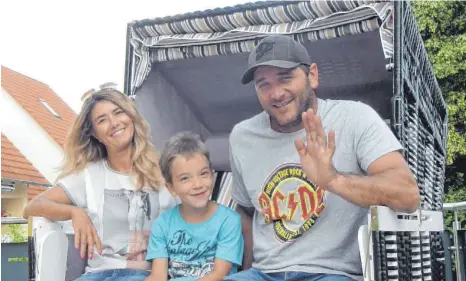  ?? FOTO: PRIVAT ?? Viktoria und Massimo Russo haben mit ihrem Sohn Valentino beim Video-Projekt des Vereins „Alt werden in Blochingen“mitgemacht.