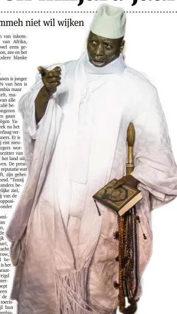  ??  ?? FOTO AFP President Yahya Jammeh vertoont zich in het openbaar liefst in het wit gekleed en met de Koran in zijn hand.