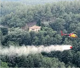  ?? Pere Duran / NORD MEDIA ?? Extinció d’un incendi en boscos de les Gavarres aquest estiu
