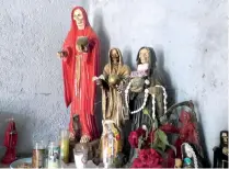  ??  ?? Altares a la Santa Muerte predominan en la vivienda de doña Martha.