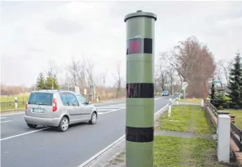  ?? SYMBOLFOTO: DPA ?? Die Räte in Seitingen-Oberflacht entscheide­n darüber, ob sie einen Antrag auf einen stationäre­n Blitzer in der Gemeinde stellen sollen.