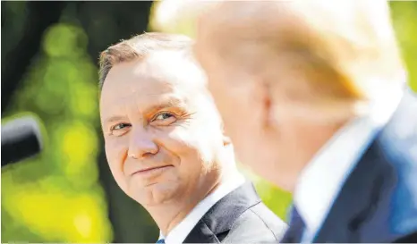  ?? FOTO: JIM LO SCALZO/IMAGO IMAGES ?? Der polnische Präsident Andrzej Duda (li.) wird von einigen für sein Treffen mit US-Präsident Donald Trump bejubelt.