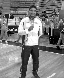  ??  ?? El atleta salmantino Milton Zaid Zavala Gómez se cuelga medalla de plata dentro de la Olimpiada Nacional 2018 con selectivo guanajuate­nse de basquetbol categoría 2003 – 2004. /