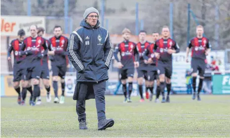  ?? FOTO: THOMAS SIEDLER ?? Ein Trainer und seine Mannschaft: Helmut Dietterle und die Dorfmerkin­ger.