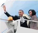  ?? JASON REED/ REUTERS PHOTO ?? President Barack Obama and first lady Michelle Obama wave from Air Force One in Chicago onWednesda­y.
